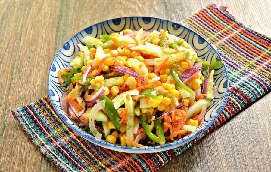 Салаты на скорую руку с кукурузой и огурцом