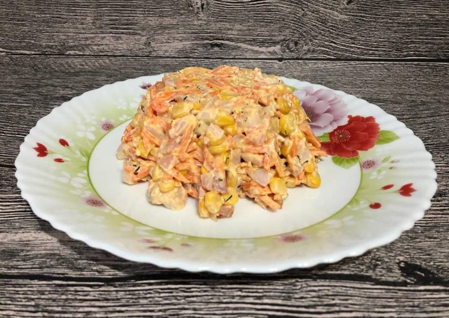 Салат с копчёной грудкой и корейской морковью и кукурузой