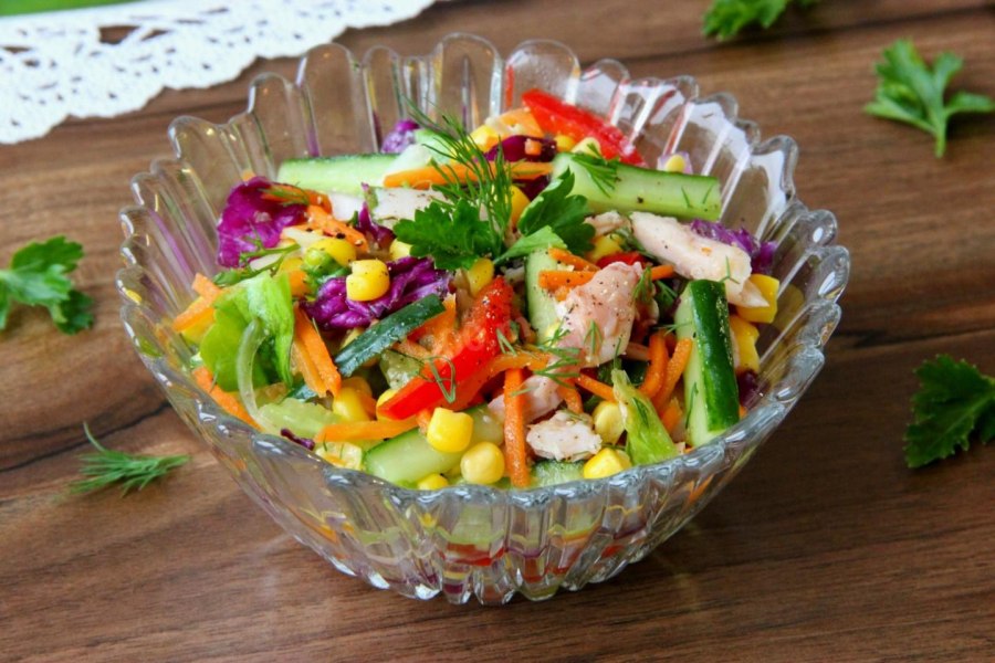 Салат с копчёной курицей и корейской морковью и кукурузой
