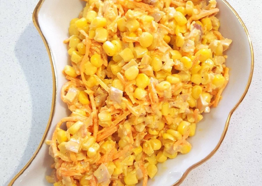 Салат кукуруза консервированная морковь копченая курица
