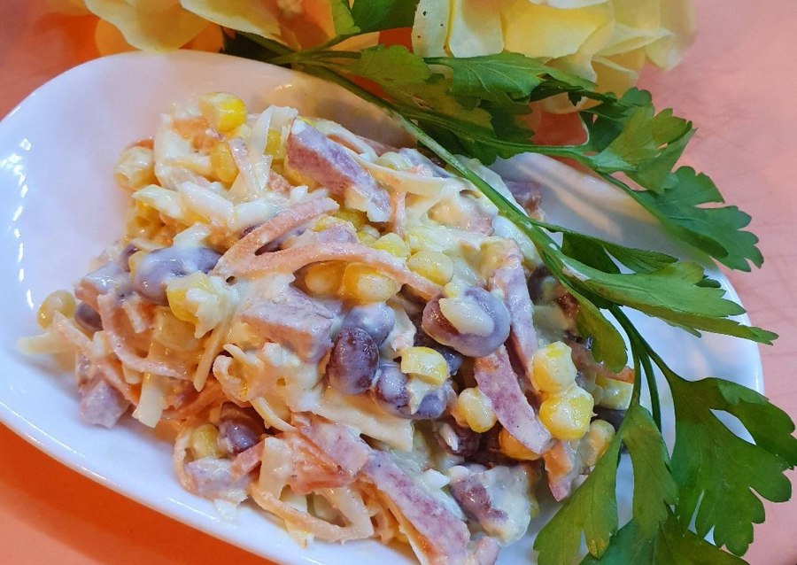 Салат с фасолью и корейской морковью и курицей и кукурузой