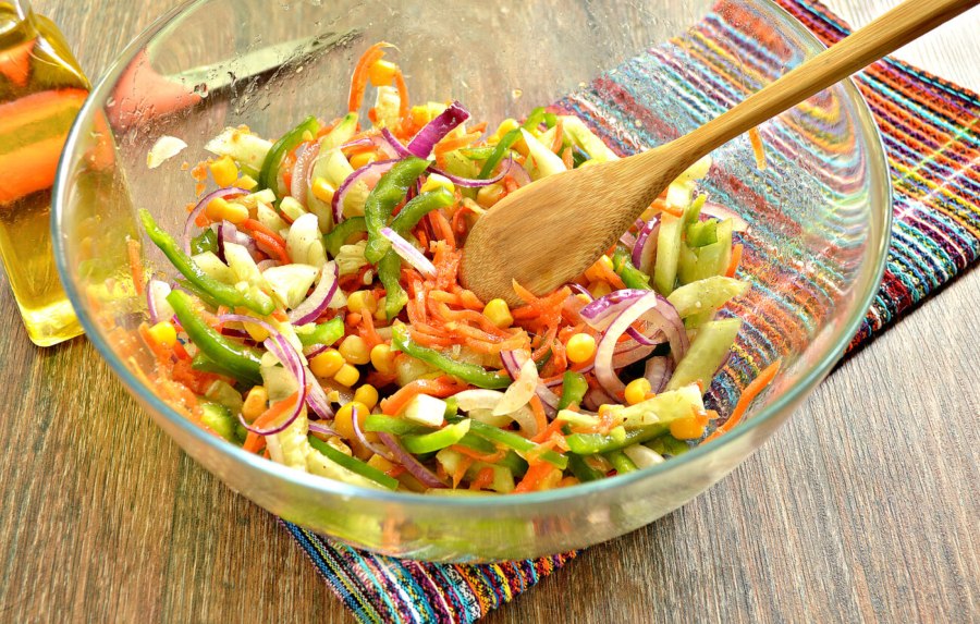 Салат с перцем болгарским и кукурузой