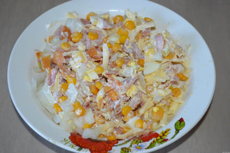 Салат из копченой курицы и кукурузы