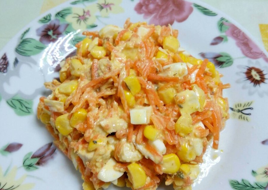 Салат с копчёной курицей и кукурузой
