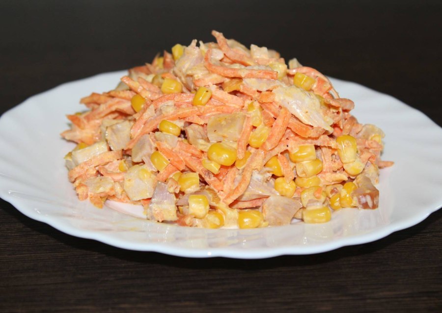 Салат с морковью по-корейски и копченой курицей и кукурузой