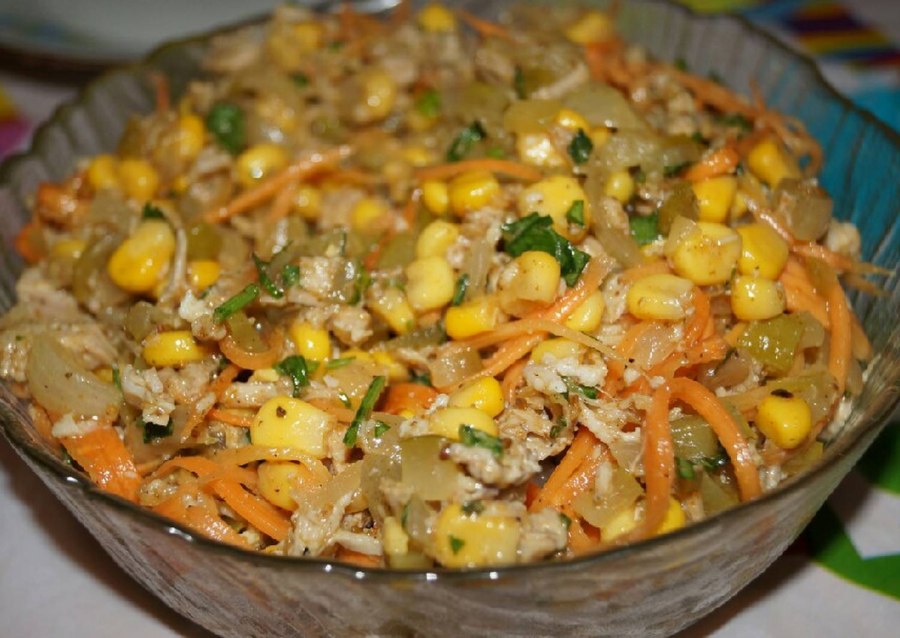 Салат с морковкой и кукурузой