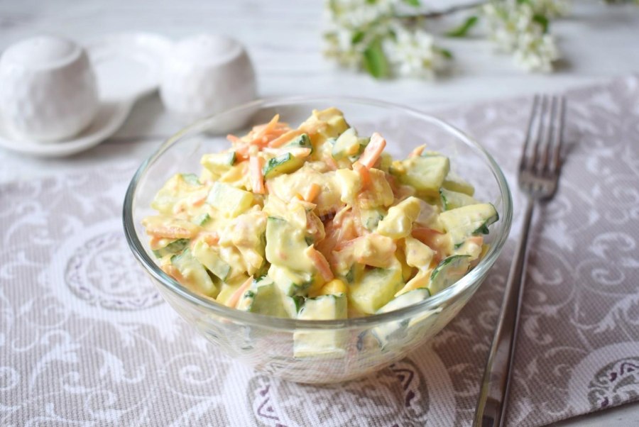 Салат с корейской морковкой и курицей и свежим огурцом