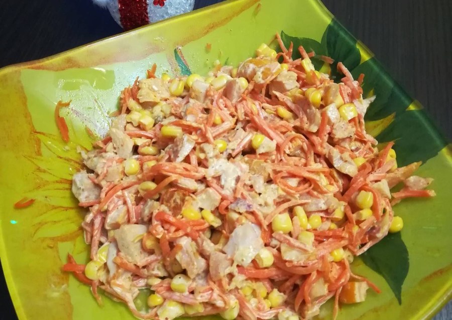 Салат из корейской моркови и копченой курицы и кукурузы
