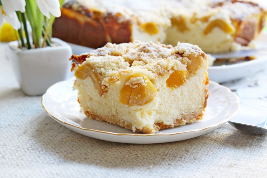 Пирог из творожного теста с яблоками