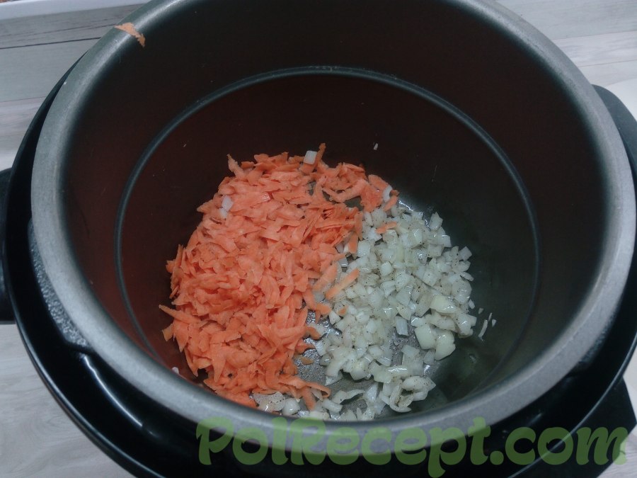 Рис с кусками мяса и луком смешать