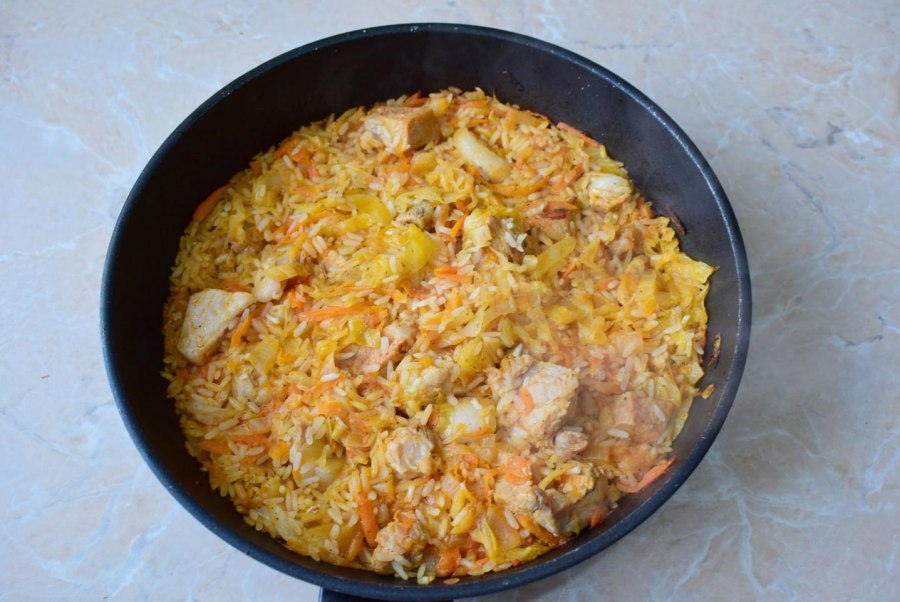 Рис с капустой на сковороде