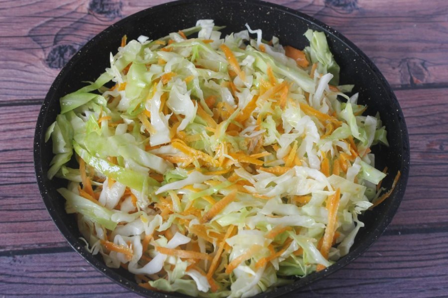 Рис с курицей и цветной капустой на сковороде