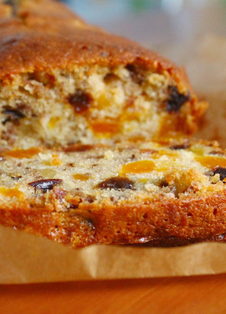 Пирог с курагой и орехами