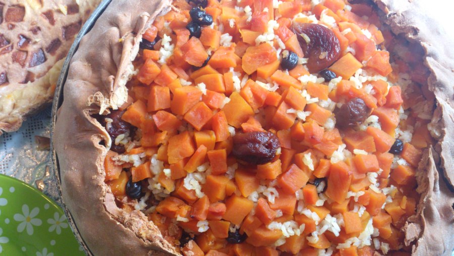 Пирог со слоеного теста с клубникой