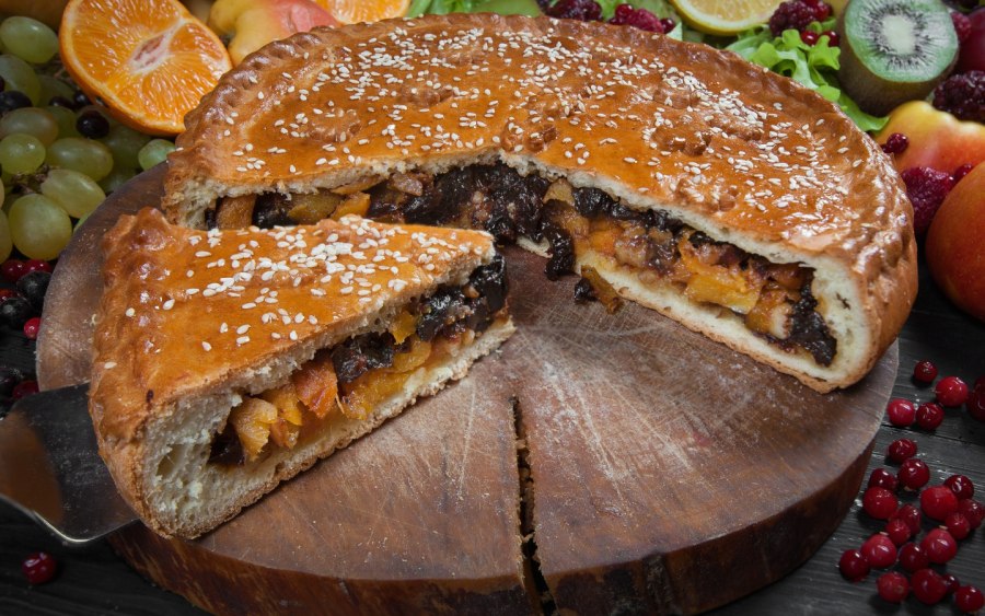Ботлихский пирог с орехами и курагой