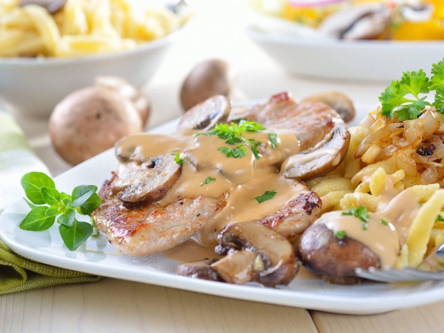 Курица в соусе бешамель с грибами