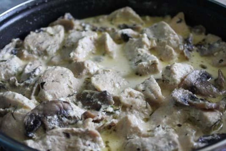 Свинина с грибами в сливочном соусе