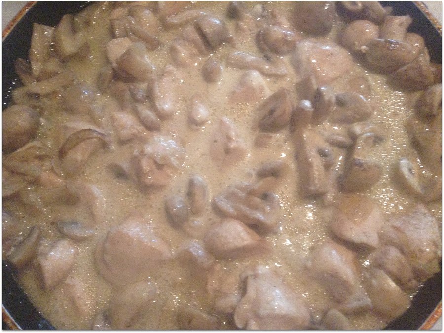 Куриная грудка в сметане с грибами