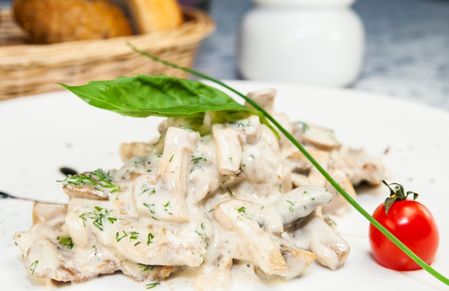 Куриное филе с грибами в сливочном соусе