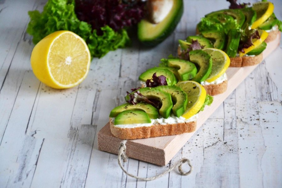 Булочка с творогом и авокадо