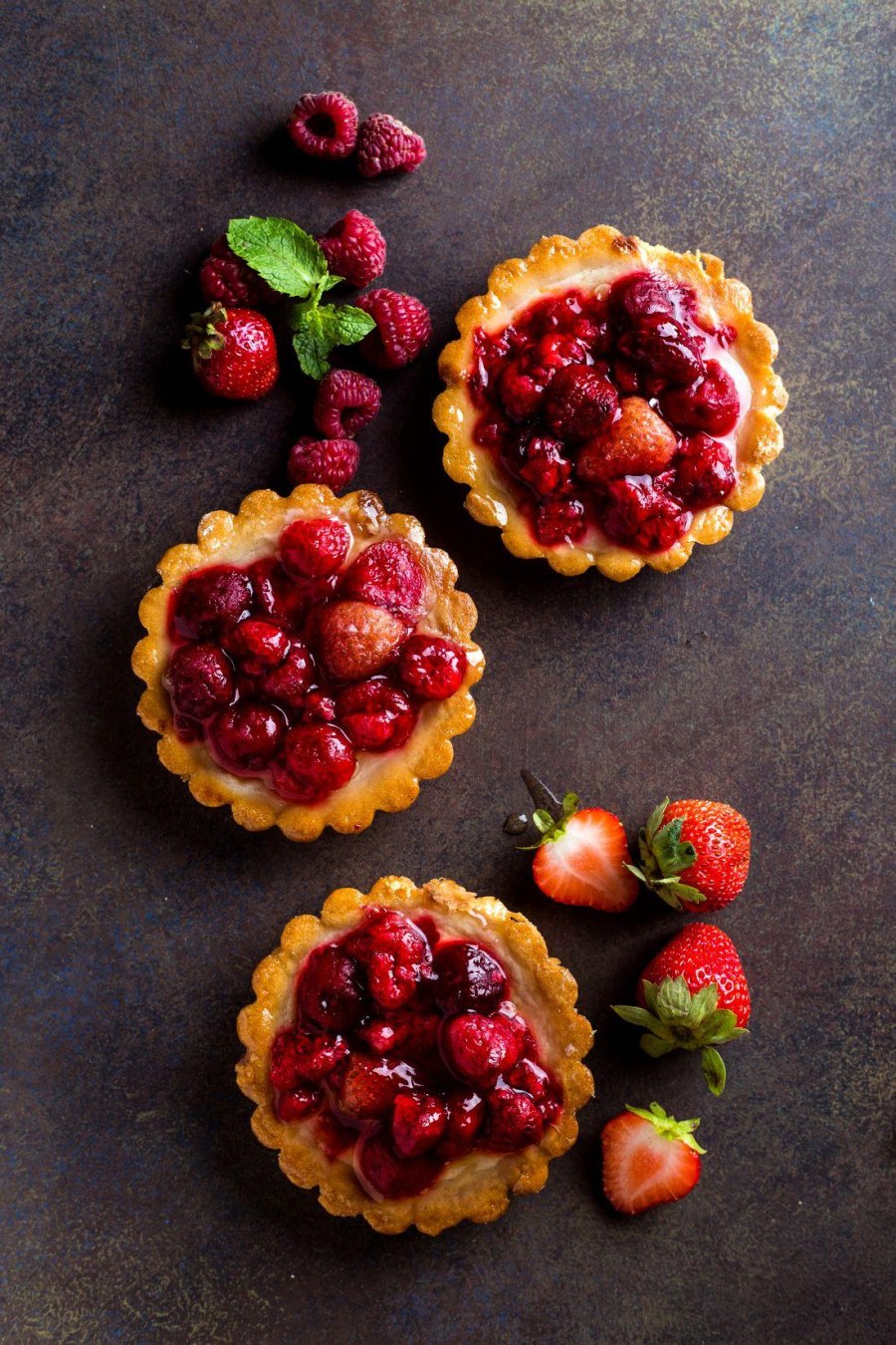 Корзиночка с ягодами пирожное