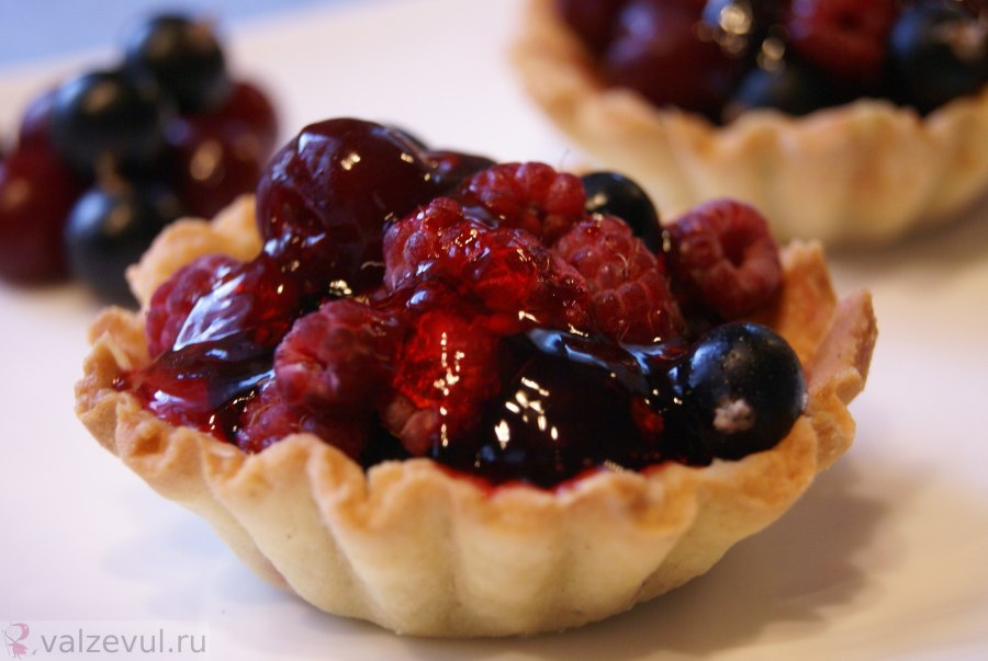 Корзиночка с ягодами пирожное