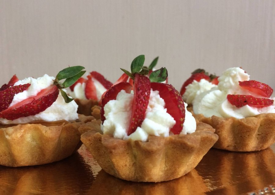 Песочные корзиночки с фруктами