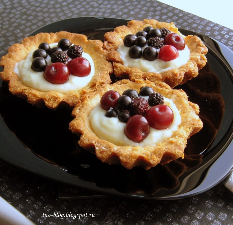 Песочная корзинка с ягодами