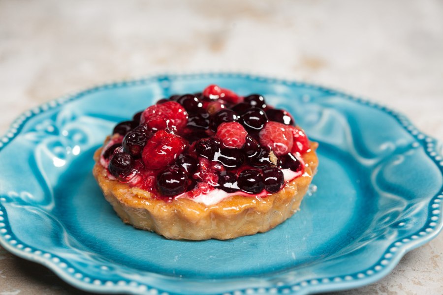 Песочная корзинка с ягодами