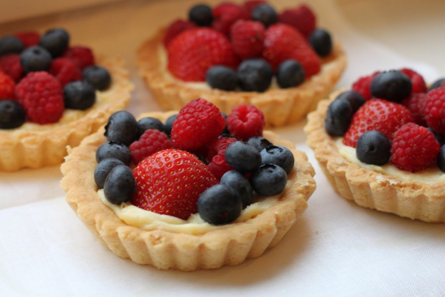 Тарталетки с кремом и ягодами