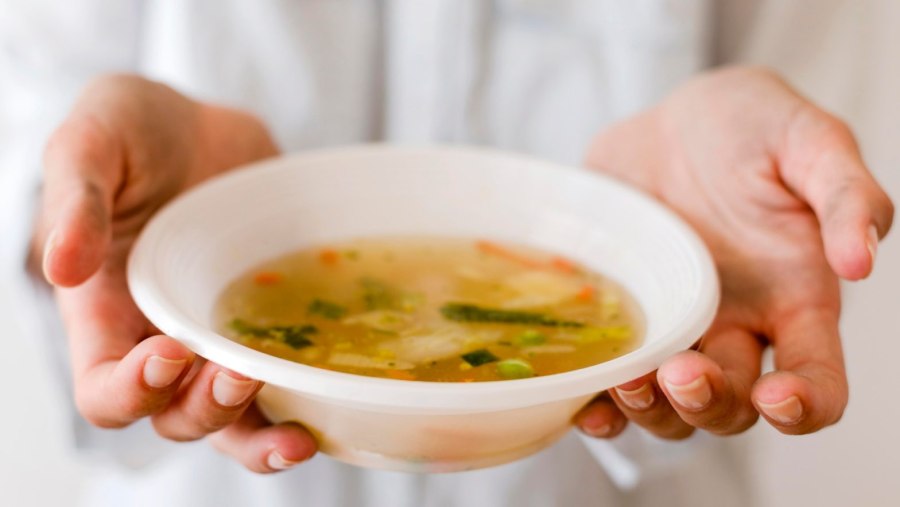 Женщина с тарелкой супа