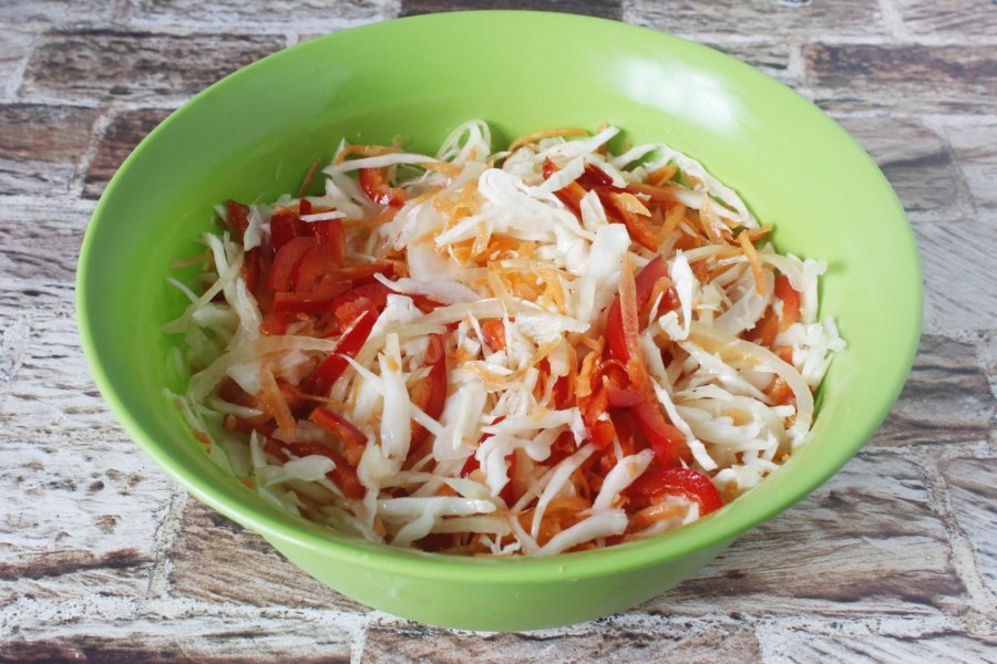 Капуста с морковью и перцем болгарским