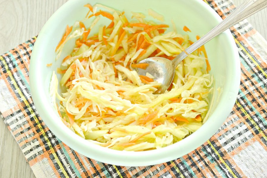 Салат из молодой капусты