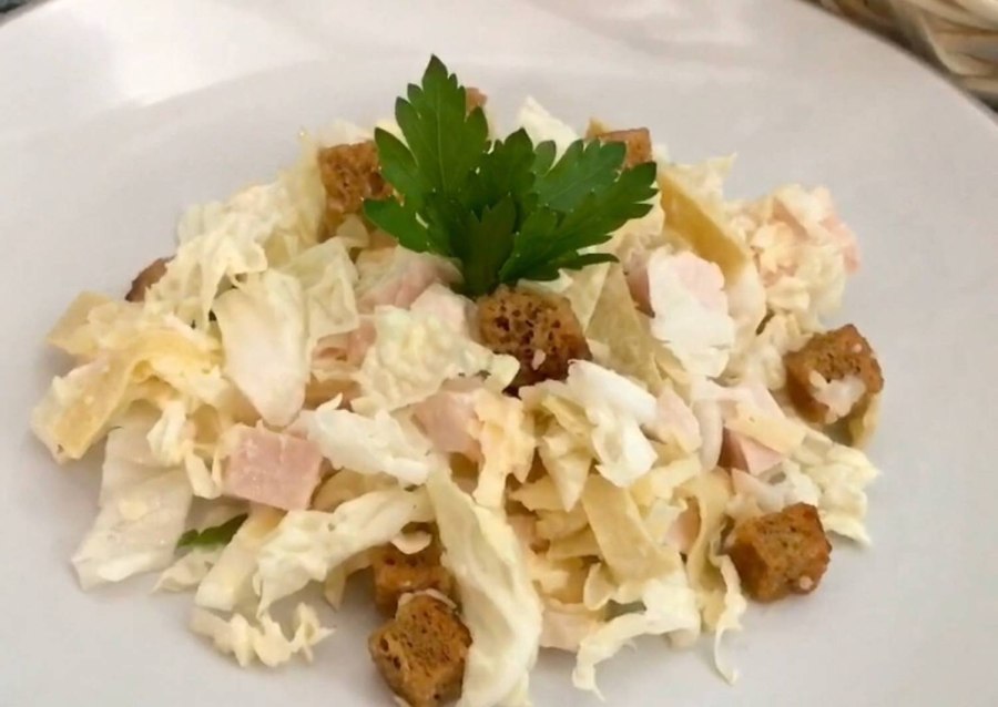 Салат с фасолью и сухариками