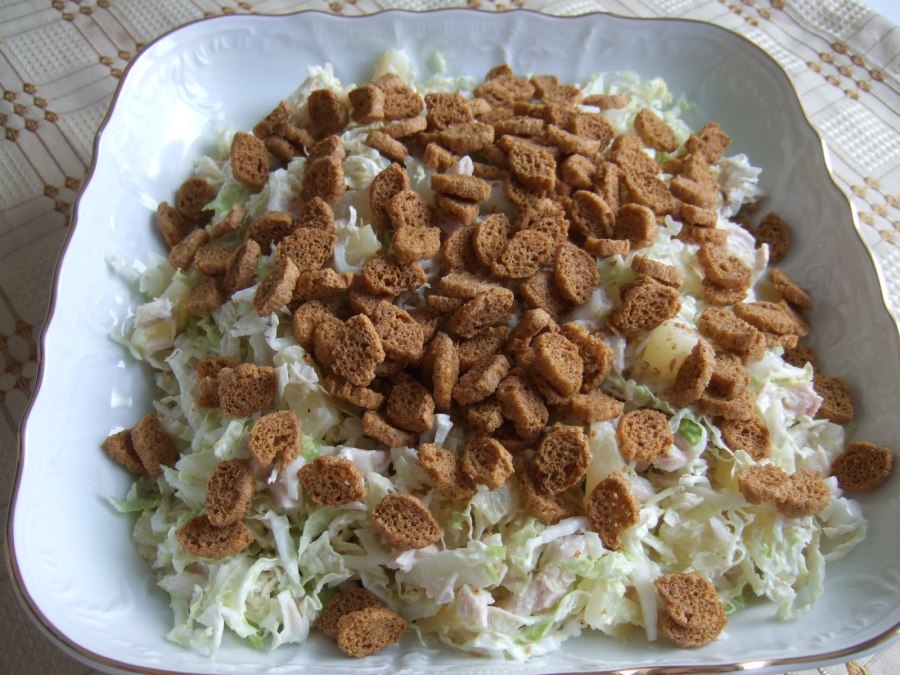 Салат с кириешками