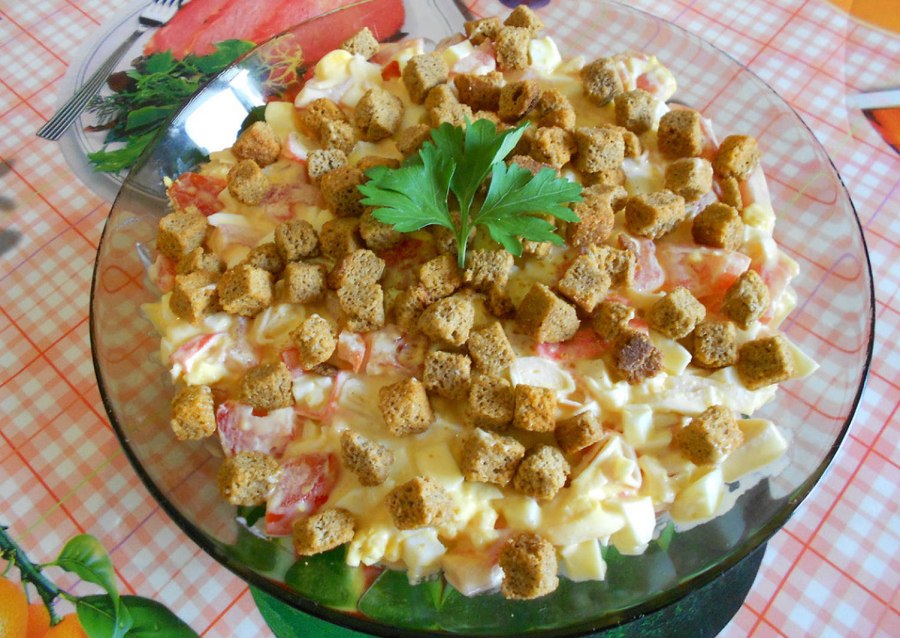 Салат с копчёной курицей и кукурузой