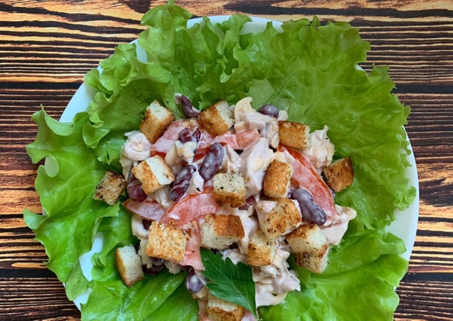 Салат с копченой курицей и сухариками