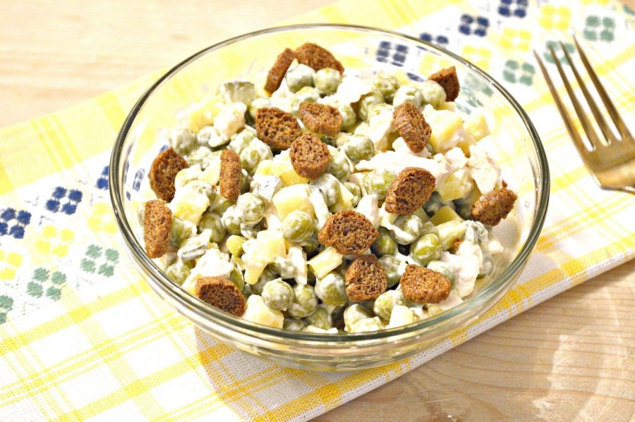 Салат с сухариками