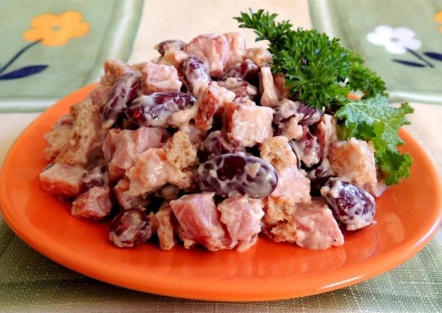 Салат с фасолью и сухариками и кукурузой