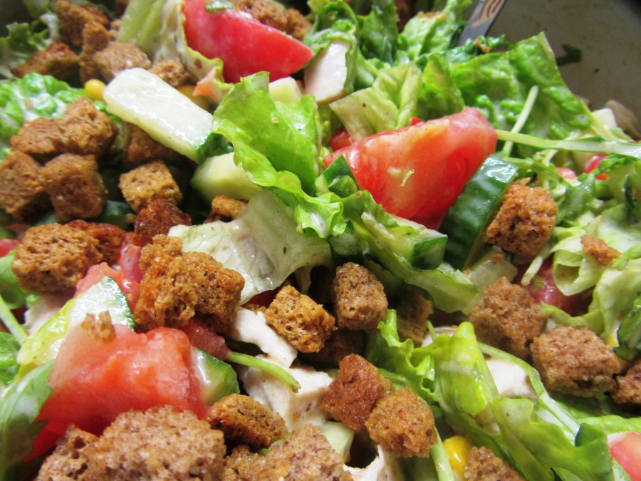 Салат с сухариками и помидорами