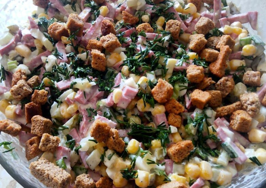 Салат с кириешками и грудкой