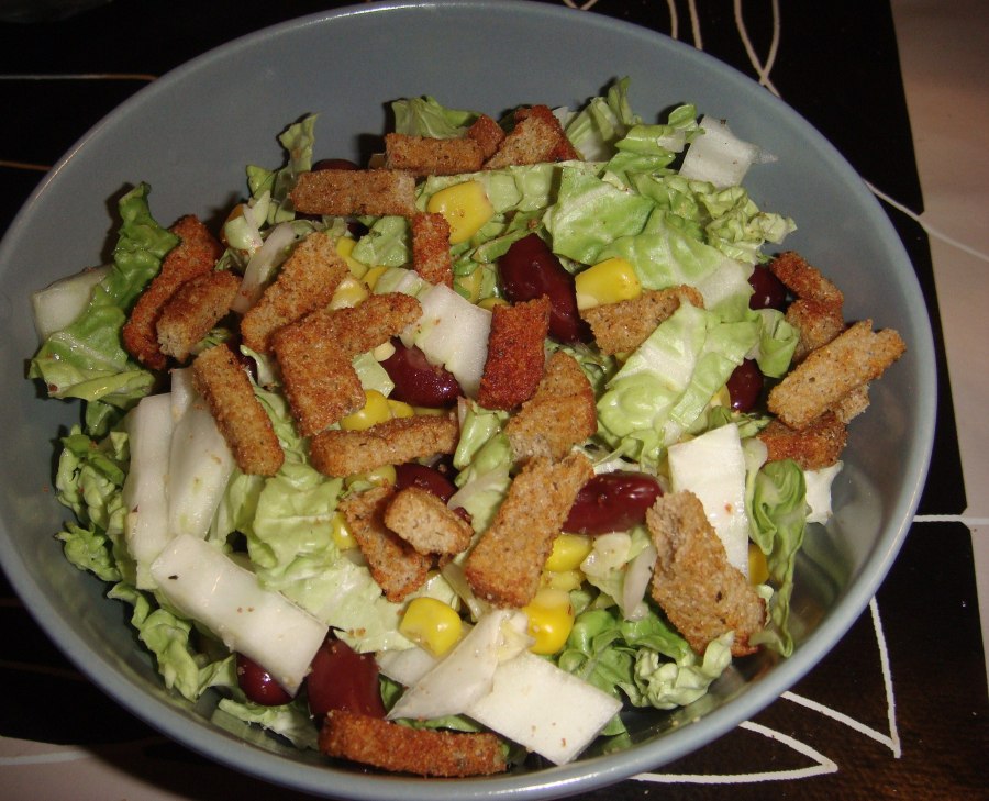 Салат с курицей и сухариками