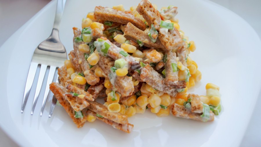 Салат с сухариками и копченой курицей и помидорами