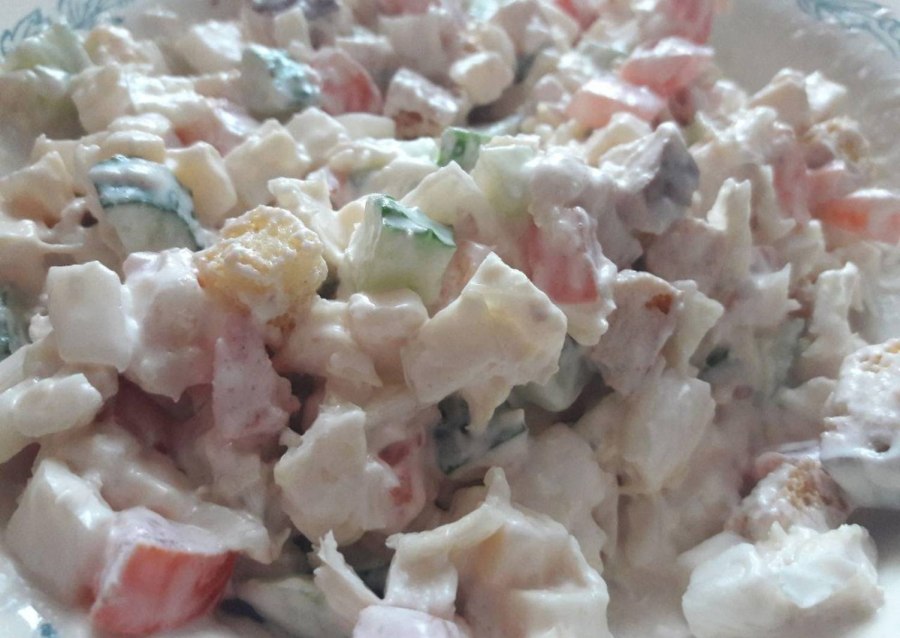 Салат кириешки кукуруза колбаса