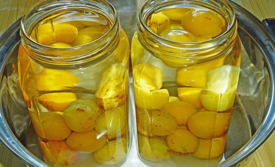 Абрикосовое варенье на белом фоне