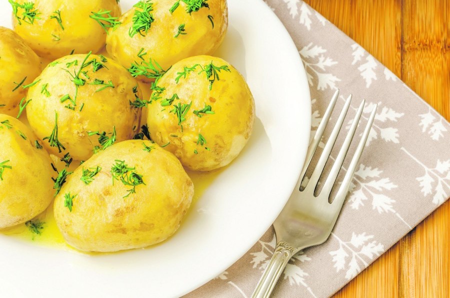 Молодой картофель с зеленью