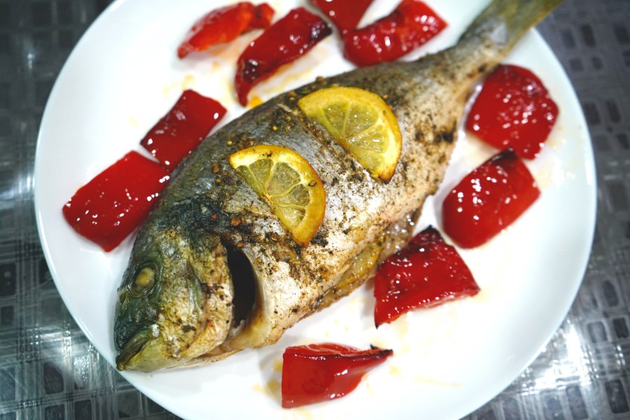 Дорадо с розмарином и лимоном в духовке