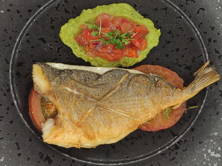 Дорадо и базилик свежий