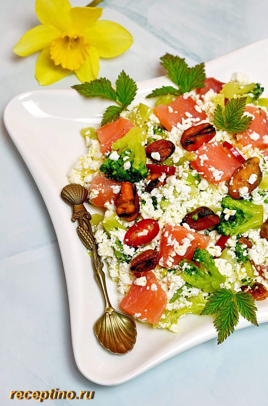 Салат Рождественский венок с брокколи творожный сыр