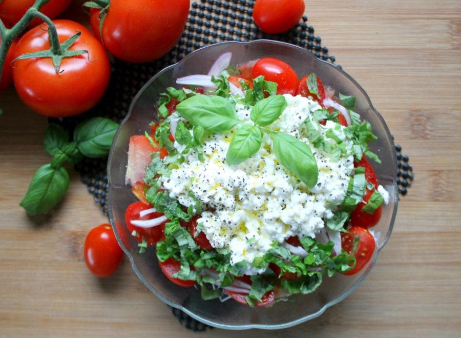 Салат с творогом и зеленью